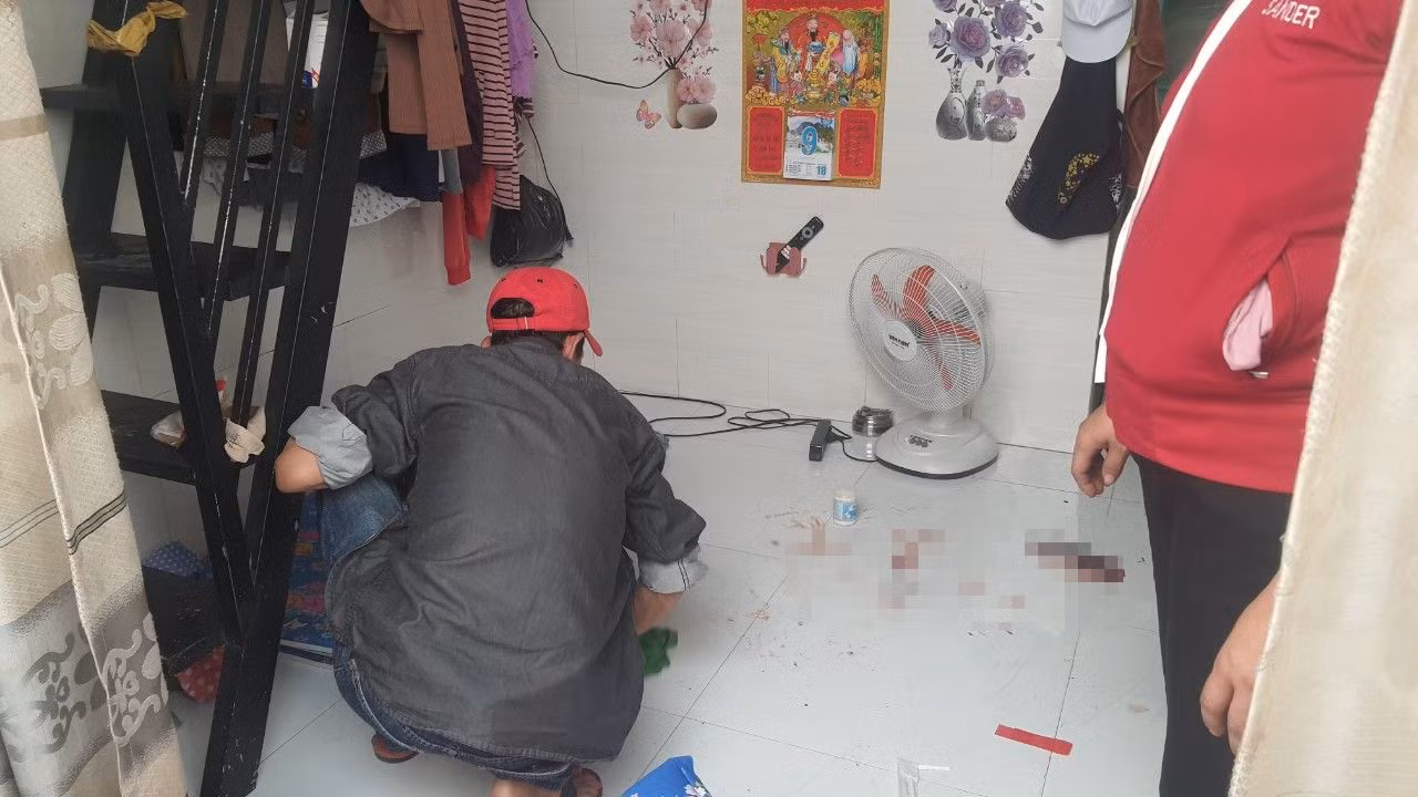 Bên trong phòng trọ có nhiều vết máu dính ở tường và nền nhà. Bên trong phòng trọ có nhiều vết máu dính ở tường và nền nhà.