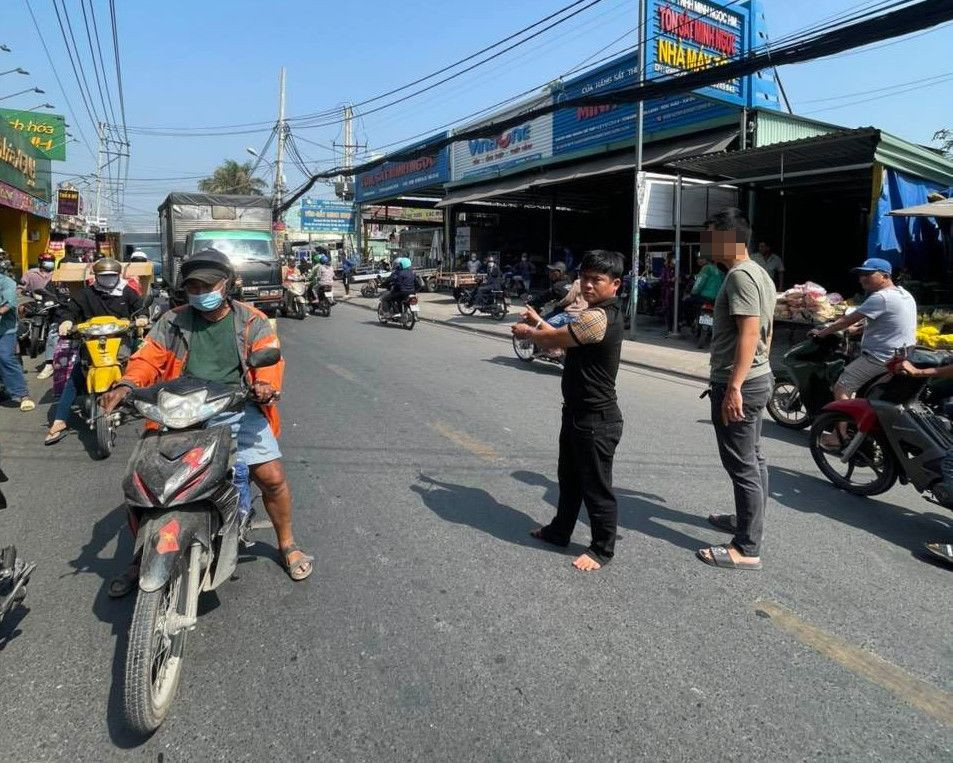 Đối tượng Nguyễn Văn Đạt được đưa đến hiện trường vụ việc.