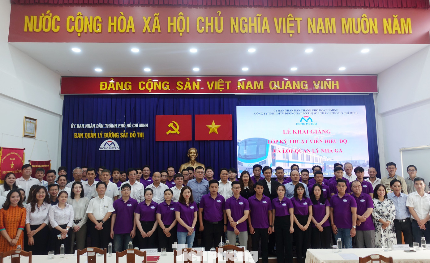 Lãnh đạo, cán bộ các đơn vị chụp ảnh lưu niệm cùng 28 học viên tại buổi lễ khai giảng.