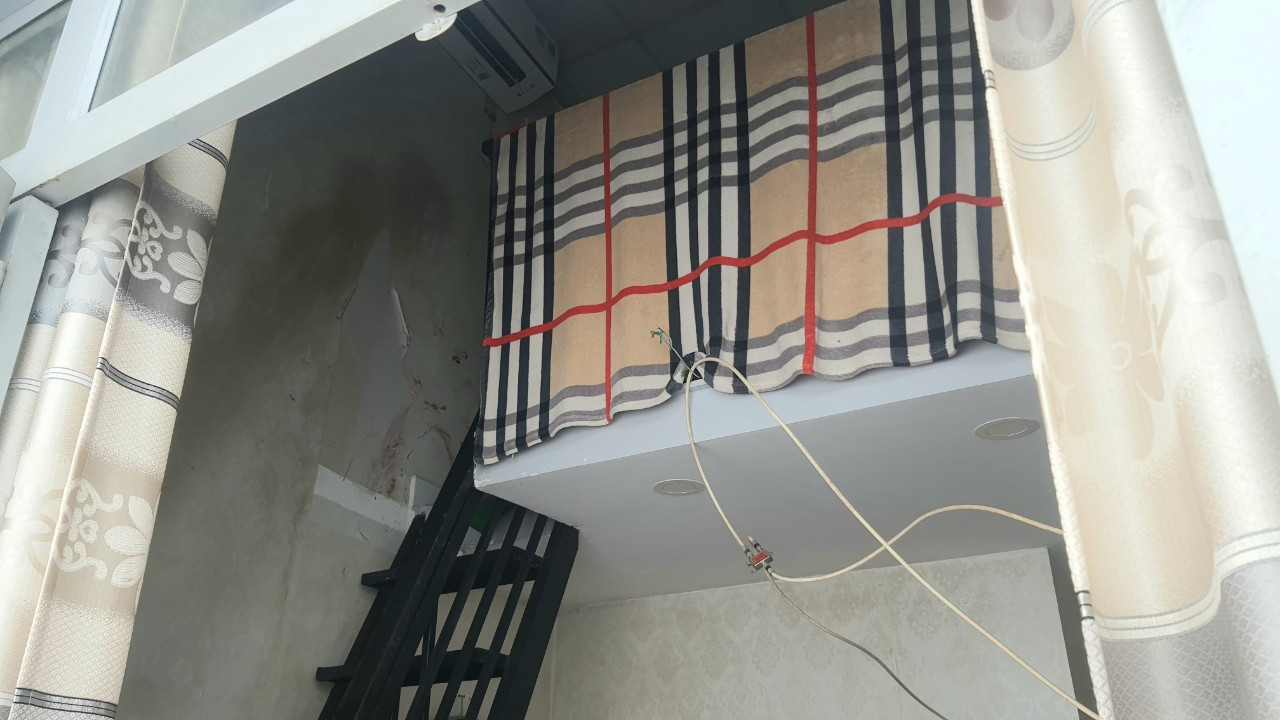 Hai người được tìm thấy đã tử vong trên tầng gác lửng của phòng trọ. Hai người được tìm thấy đã tử vong trên tầng gác lửng của phòng trọ.