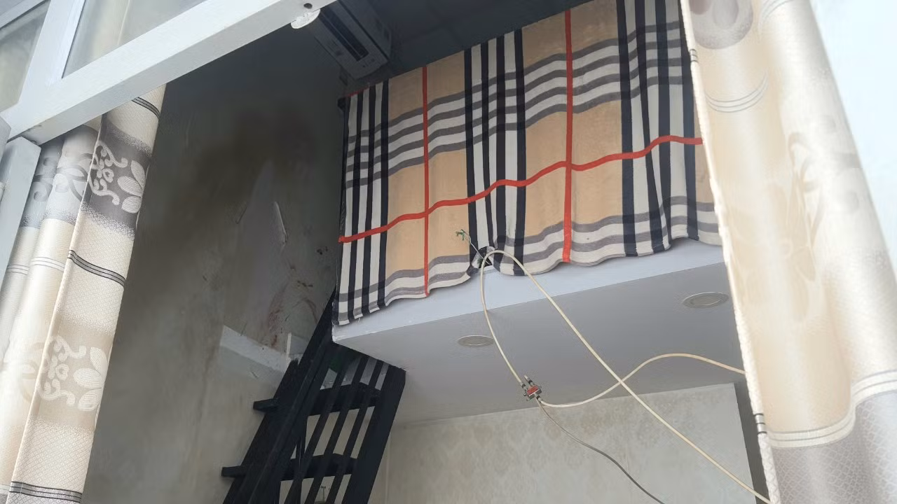 Hai người được tìm thấy đã tử vong trên tầng gác lửng của phòng trọ. Hai người được tìm thấy đã tử vong trên tầng gác lửng của phòng trọ.