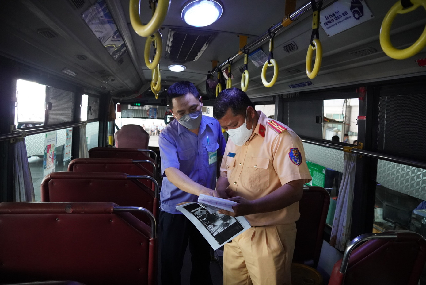 Cán bộ CSGT phụ trách hai khâu đầu tiên của quy trình đăng kiểm gồm kiểm tra bên ngoài xe, số khung, số máy. Ảnh: CTV Cán bộ CSGT phụ trách hai khâu đầu tiên của quy trình đăng kiểm gồm kiểm tra bên ngoài xe, số khung, số máy. Ảnh: CTV