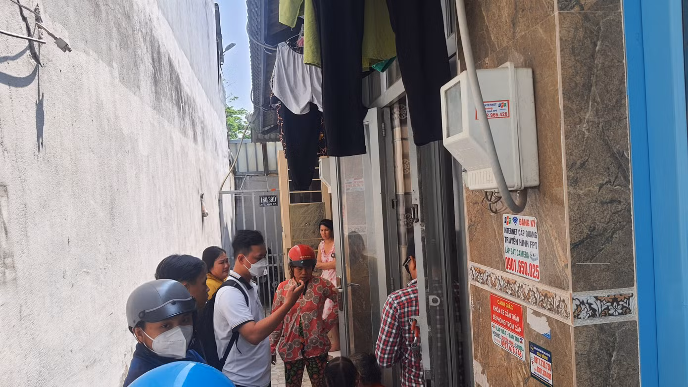 Bên ngoài căn phòng trọ nơi xảy ra vụ việc. Bên ngoài căn phòng trọ nơi xảy ra vụ việc.