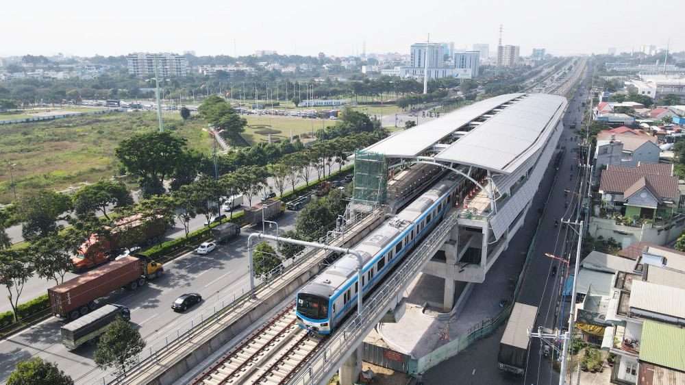 Đoàn tàu metro số 1 TPHCM chạy thử nghiệm đoạn trên cao vào ngày 21/12/2022.
