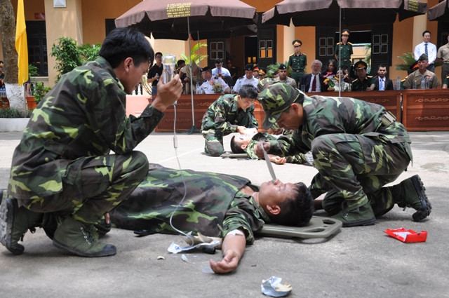 Cấp cứu đồng đội bị thương