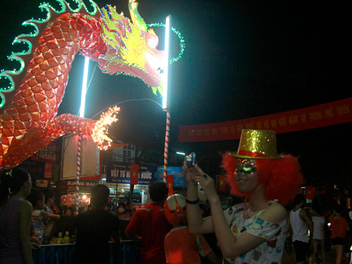 Dù chưa đến ngày Rằng Trung thu, nhưng buổi tập rước đèn đã sớm tạo thành lễ hội đường phố. Nhiều bạn trẻ hóa trang, tranh thủ ghi hình.