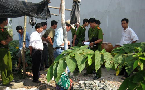 Khám nghiệm hiện trường nơi bà Trần Thúy Liễu khai đốt thử trước khi sát hại nhà báo Hoàng Hùng. Ảnh: Minh Sơn
