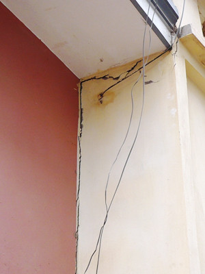 Tường ngôi nhà 5 tầng của anh Minh bị nứt toác. Ảnh: T.Đảng