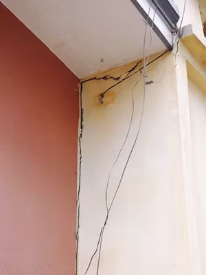 Tường ngôi nhà 5 tầng của anh Minh bị nứt toác. Ảnh: T.Đảng