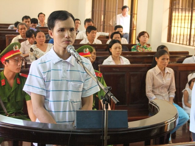 Nguyễn Hữu Hưng trước vành móng ngựa