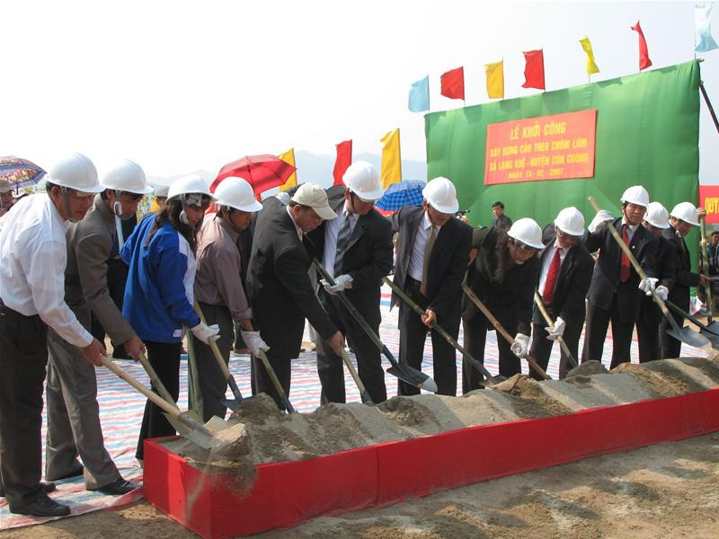 Đồng chí Tòng Thị Phóng- Bí thư TW Đảng: “Tôi hoan nghênh cuộc vận động xây cầu Chôm Lôm của báo Tiền phong”. Tổng Biên tập Dương Xuân Nam: “Xin cảm ơn các nhà hảo tâm, bạn đọc trong và ngoài nước đã ủng hộ cuộc vận động của báo. Cảm ơn lãnh đạo Tỉnh uỷ, UBND tỉnh, Đài PTTH và Tỉnh Đoàn Nghệ An đã hỗ trợ tích cực để dự án cầu Chôm Lôm sớm được khởi động”. Chủ tịch tỉnh Phan Đình Trạc: “Chúng ta đã biến đau thương thành hành động thiết thực”. Người dân Lạng Khê đón nhận tin xây cầu. Trong nay mai, các em học sinh ở bên kia bến Chôm Lôm không còn phải “qua sông luỵ đò”. Những nhát xẻng đầu tiên khai phá con đường mới ở Lạng Khê. Địa điểm xây dựng cầu Chôm Lôm