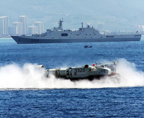 Tàu đổ bộ đệm khí Zubr và tàu đổ bộ Tĩnh Cương Sơn của hải quân Trung Quốc diễn tập trên biển