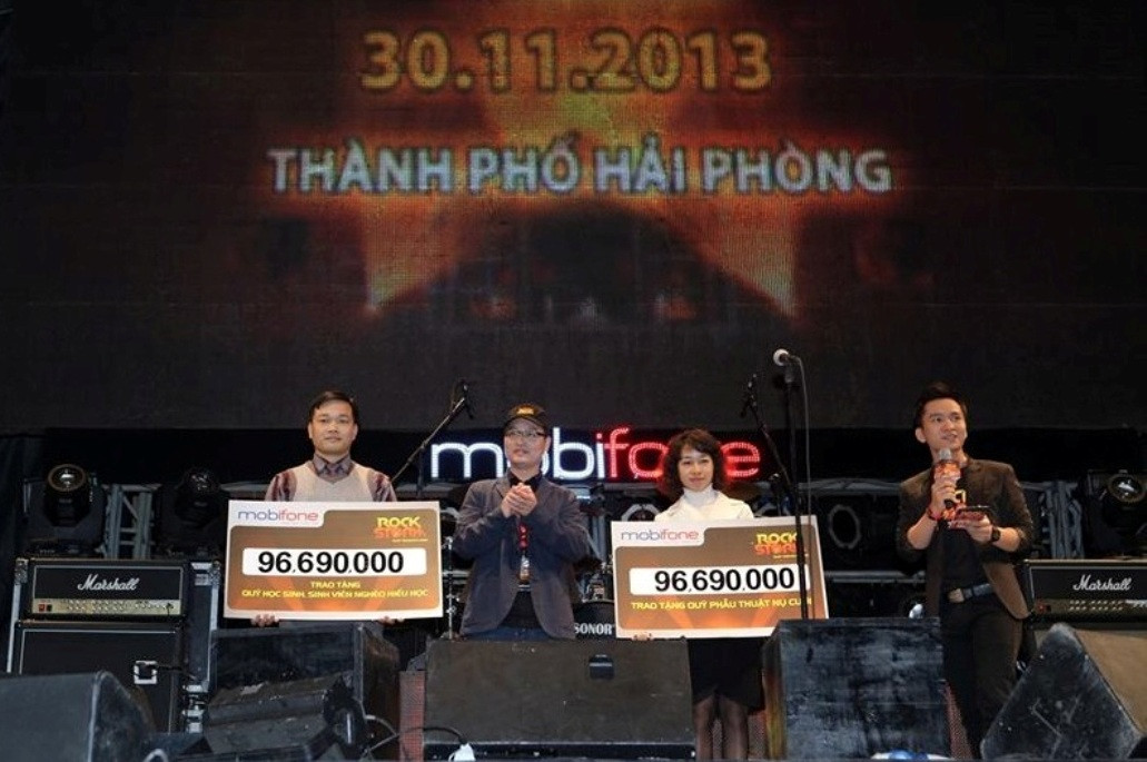 Đại diện Mobifone trao tặng số tiền từ thiện thu từ hoạt động bán vé