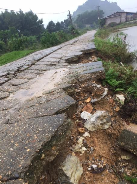 Lũ chia cắt Hương Khê, dân căng mình chống chọi ảnh 9
