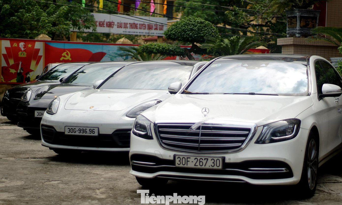 Cơ quan điều tra khởi tố vụ án, khởi tố 17 bị can về các tội “Tổ chức đánh bạc; Đánh bạc và Đưa hoặc sử dụng trái phép thông tin mạng máy tính, mạng viễn thông”. Cơ quan điều tra khởi tố vụ án, khởi tố 17 bị can về các tội “Tổ chức đánh bạc; Đánh bạc và Đưa hoặc sử dụng trái phép thông tin mạng máy tính, mạng viễn thông”.