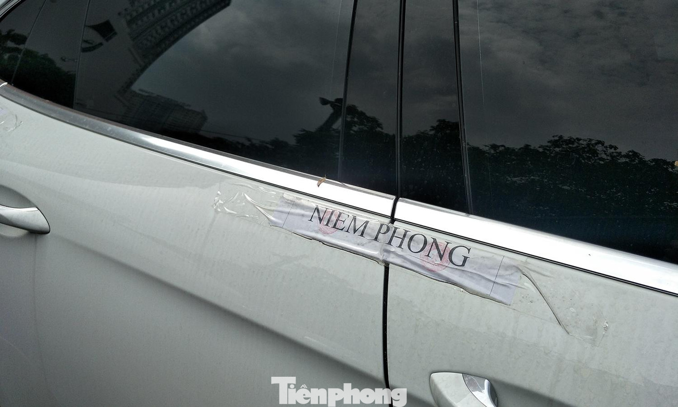 Cơ quan công an đã thu giữ 13 xe ô tô siêu sang như Mercedes Benz AMG, Porsche,… hơn 9 tỷ tiền mặt, 20 nghìn USD, phong tỏa 10 tỷ đồng trong tài khoản, 3 bộ trái phiếu trị giá 5 tỷ đồng, 23 cây máy tính, 26 màn hình, hơn 21 nghìn sim điện thoại, 12 bộ thiết bị GSM… Cơ quan công an đã thu giữ 13 xe ô tô siêu sang như Mercedes Benz AMG, Porsche,… hơn 9 tỷ tiền mặt, 20 nghìn USD, phong tỏa 10 tỷ đồng trong tài khoản, 3 bộ trái phiếu trị giá 5 tỷ đồng, 23 cây máy tính, 26 màn hình, hơn 21 nghìn sim điện thoại, 12 bộ thiết bị GSM…