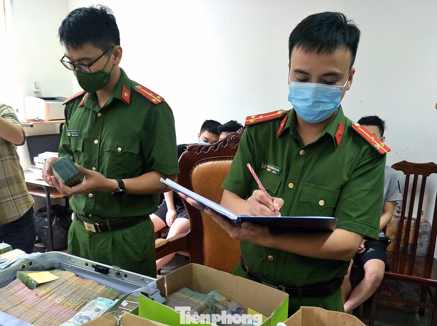 Số lượng lớn tiền mặt bị thu giữ được cán bộ công an kiểm đếm. Ảnh: Thanh Hà