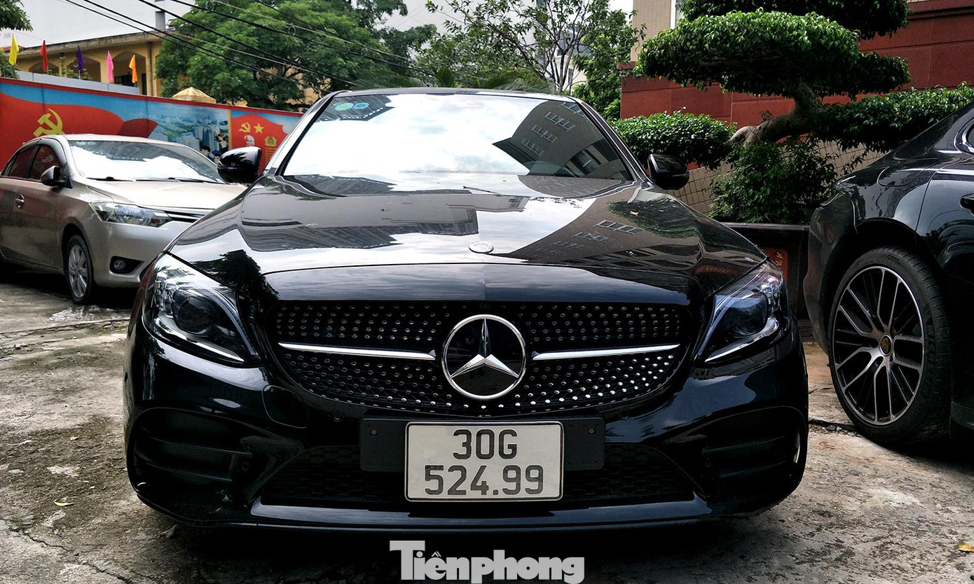 Những chiếc xe Mercedes đắt tiền của các đối tượng trong đường dây bị thu giữ. Những chiếc xe Mercedes đắt tiền của các đối tượng trong đường dây bị thu giữ.