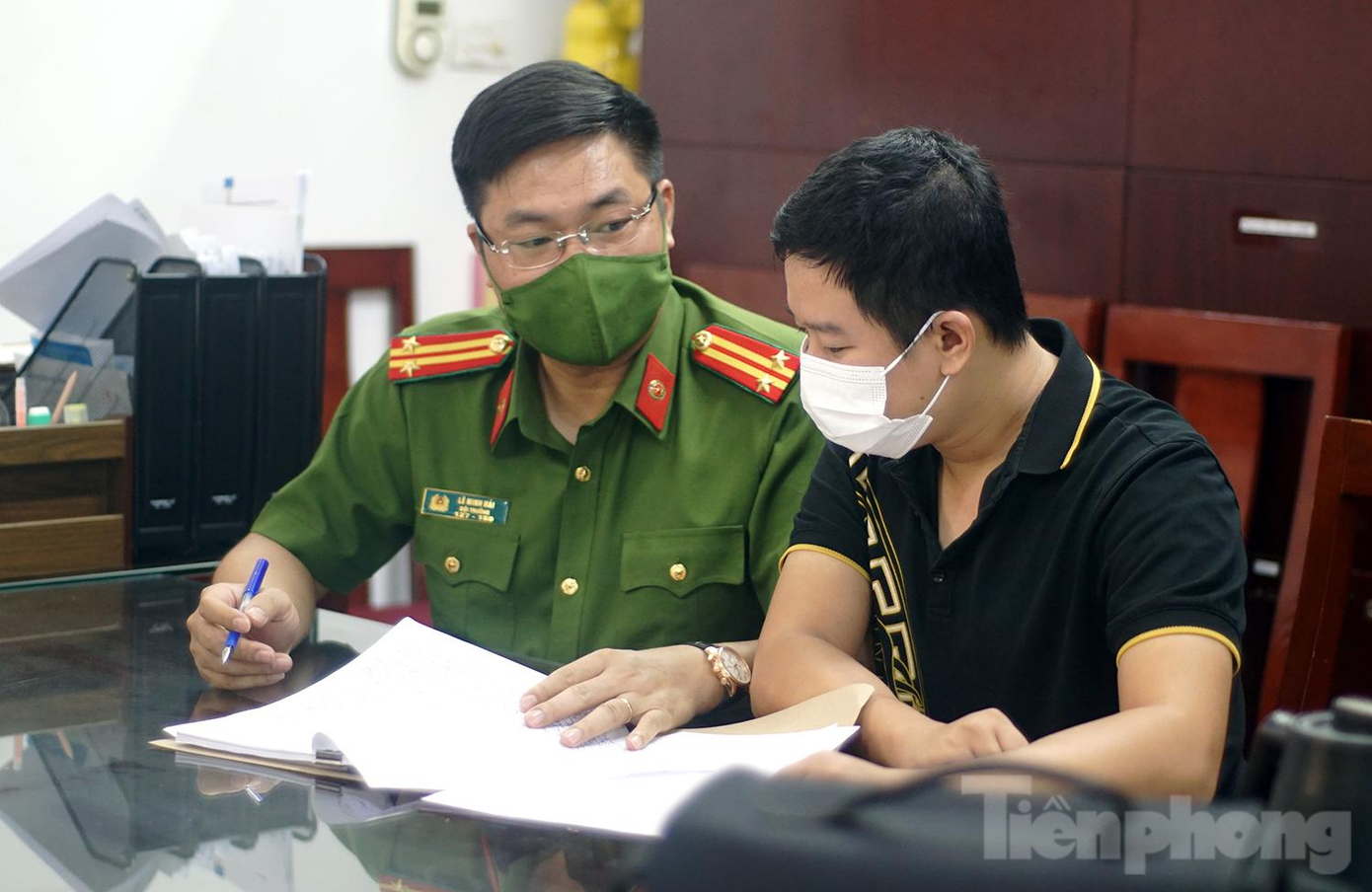 Trung tá Hải làm việc với các điều tra viên trong Đội điều tra trọng án.