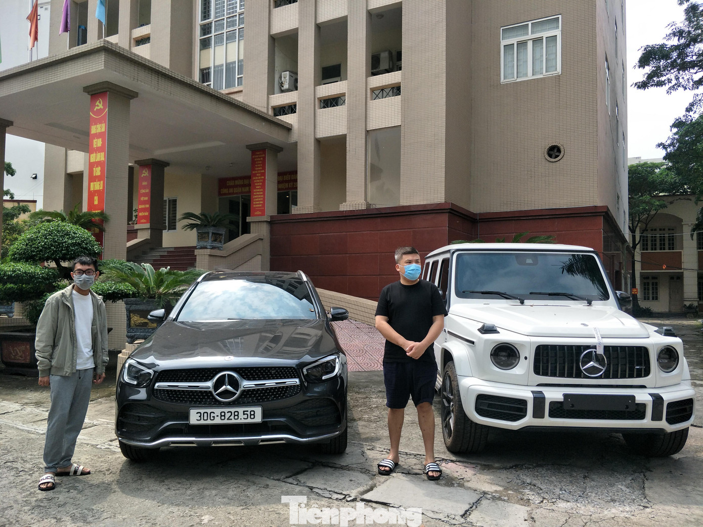 Đối tượng Thành (áo đen). Ảnh: Thanh Hà