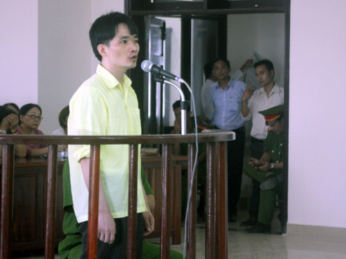 Trái với thái độ ngông nghênh trước đó, Tân xin lỗi các gia đình bị hại và xin chết trước tòa mới xứng tội