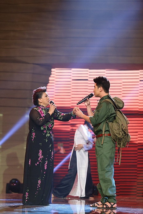 Giai điệu tự hào tháng 8: Tình ca xóa nhòa khoảng cách thế hệ ảnh 3