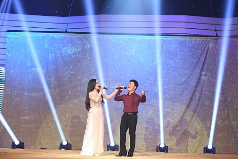 Giai điệu tự hào tháng 8: Tình ca xóa nhòa khoảng cách thế hệ ảnh 4