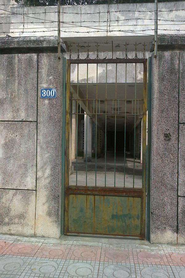 Chiếc cổng nhà 300 Kim Mã rỉ hoen luôn khóa trái vẻ bí ẩn.