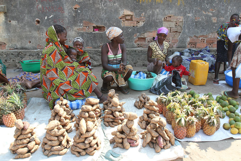 Những nông sản được bày bán tại một ngôi chợ bên đường ở tỉnh Benguela