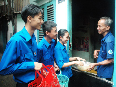 Tình nguyện đưa cơm đến tận nhà. Ảnh: N.A. Tình nguyện đưa cơm đến tận nhà Ảnh: N.A