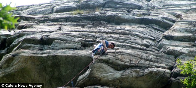 Hugh Herr phải hết sức khéo léo khi từng bước leo lên ngọn núi