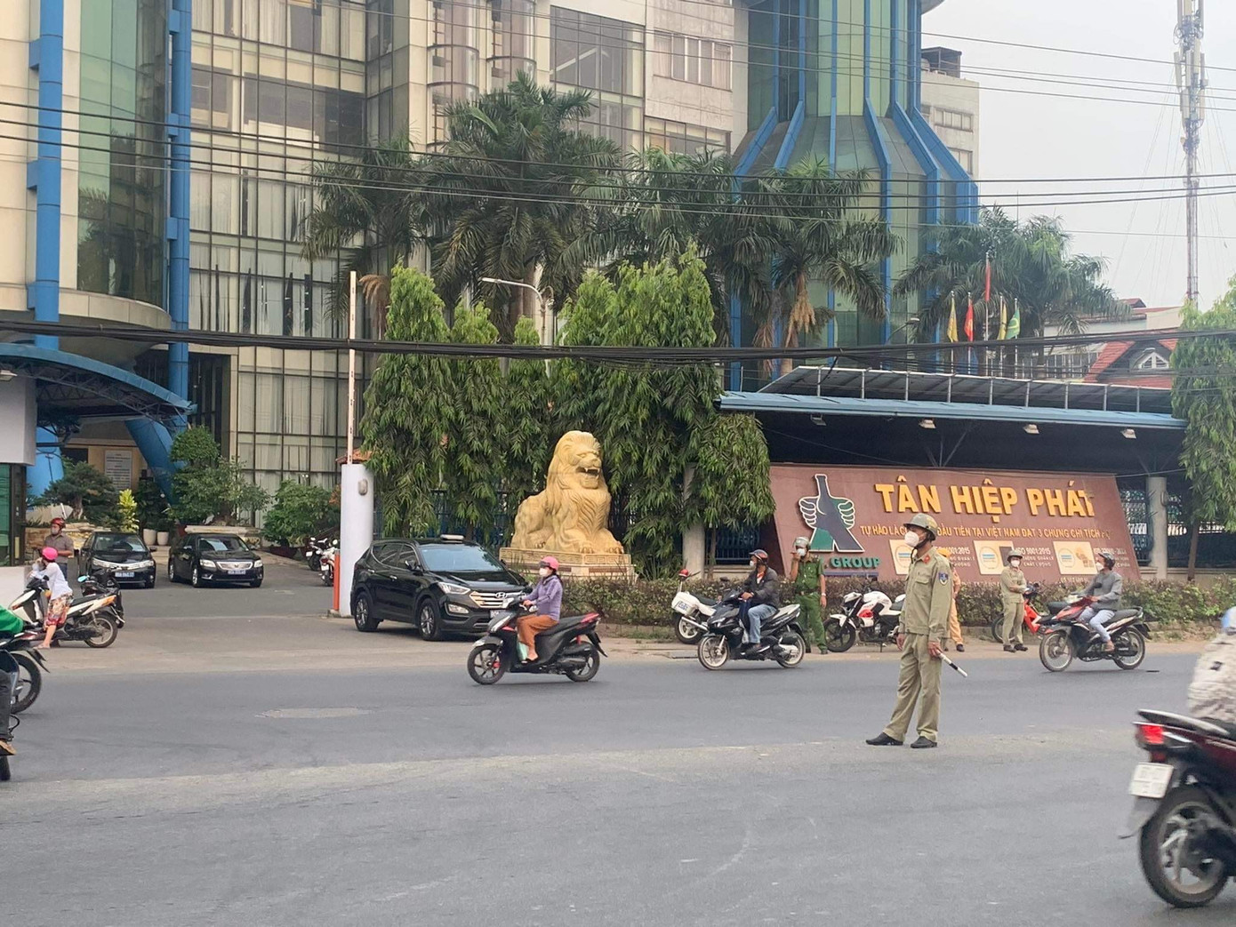 Lực lượng chức năng đảm bảo an ninh trật tự tại trụ sở Tân Hiệp Phát tại Bình Dương. Ảnh: Hương Chí Lực lượng chức năng đảm bảo an ninh trật tự tại trụ sở Tân Hiệp Phát tại Bình Dương. Ảnh: Hương Chí