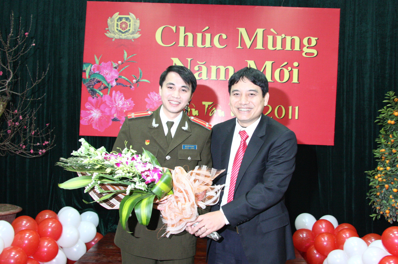 Anh Nguyễn Đắc Vinh tặng hoa lưu niệm cho đại diện Bộ Tư lệnh Cảnh vệ