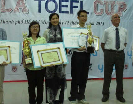 Thí sinh nhận giải Nhất và Nhì Giải Trần Đại Nghĩa lần 10.. Thí sinh nhận giải Nhất và Nhì Giải Trần Đại Nghĩa lần 10.