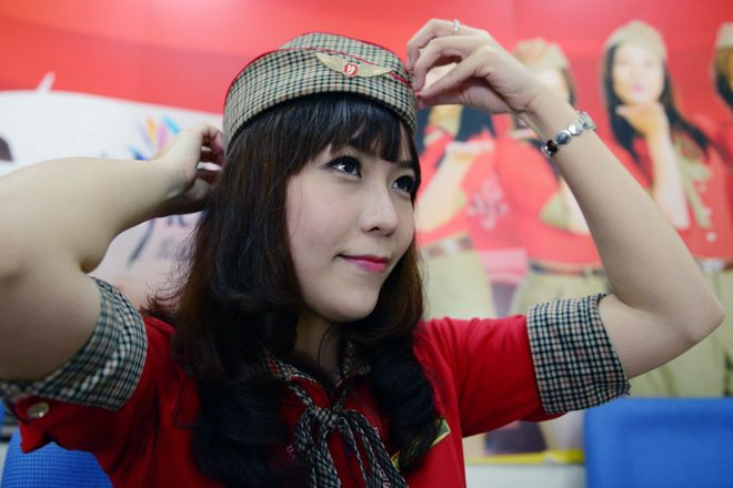 Để xuất hiện với hình ảnh đẹp trước các hành khách quốc tế và Việt Nam, Bảo Ly phải căn chỉnh mũ áo gọn gàng, đúng kiểu