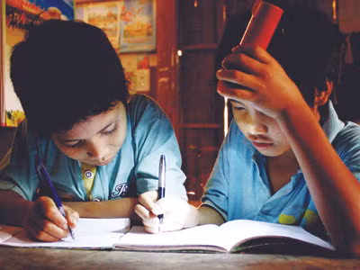 Học sinh Đắc Pre phải dùng đèn pin để học bài	Ảnh: N.T