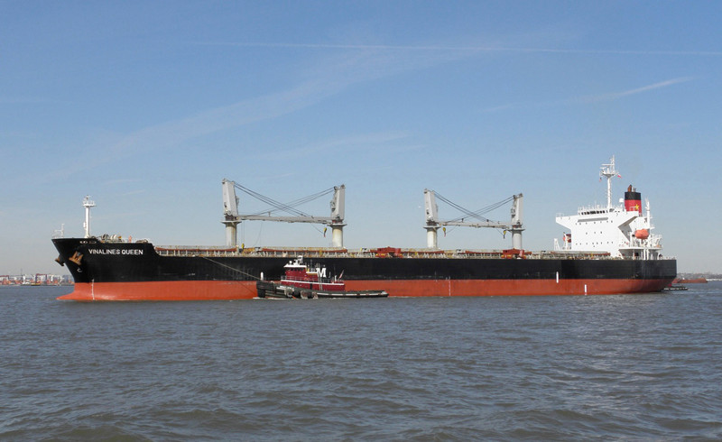 Tàu Vinalines Queen trong một lần cập cảng