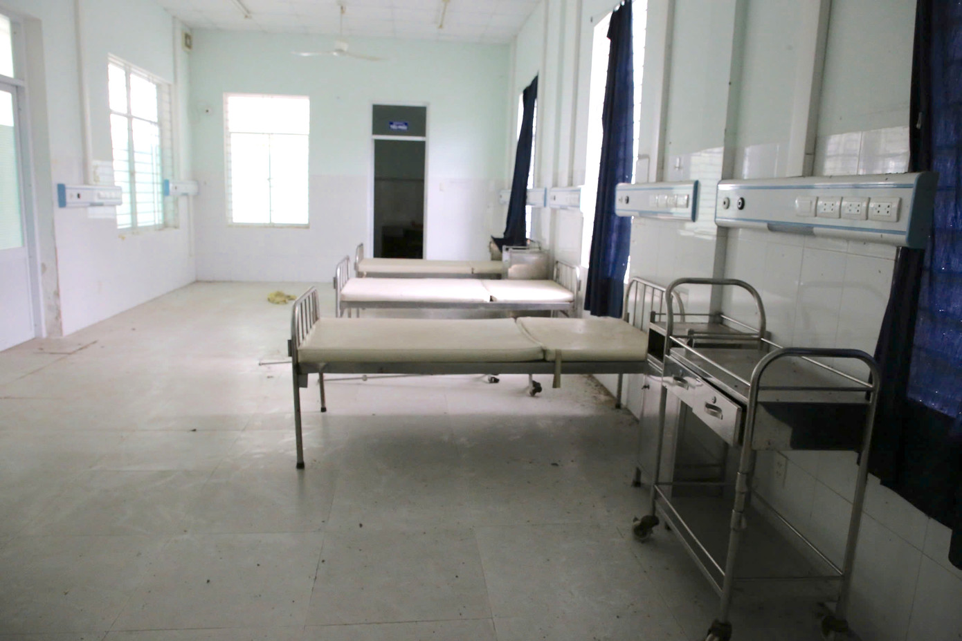 Ghi nhận của PV, khuôn viên phòng khám cỏ dại vây kín. Nhiều hạng mục của công trình đã xuống cấp, hư hỏng nặng.