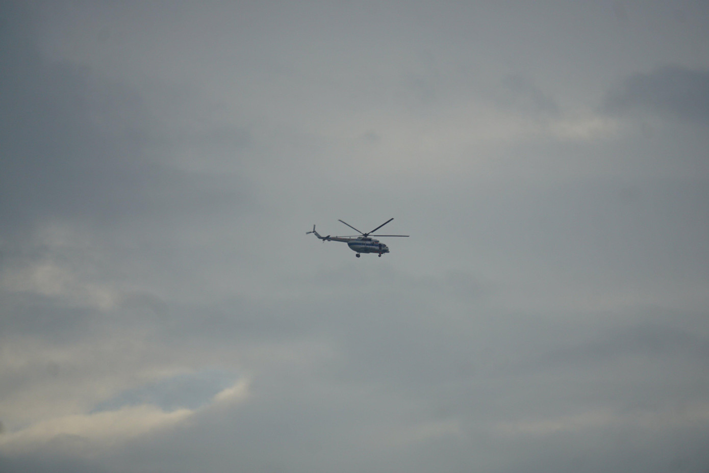 2 trực thăng được điều tới hiện trường để tham gia tìm kiếm. 2 trực thăng được điều tới hiện trường để tham gia tìm kiếm.