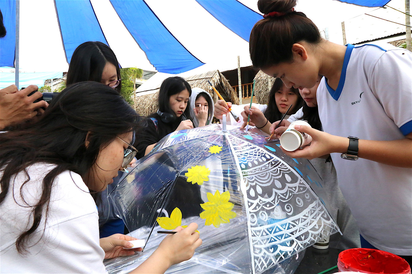 Bạn trẻ tham gia sáng tạo tại festival. Ảnh Hoài Văn Bạn trẻ tham gia sáng tạo tại festival. Ảnh Hoài Văn