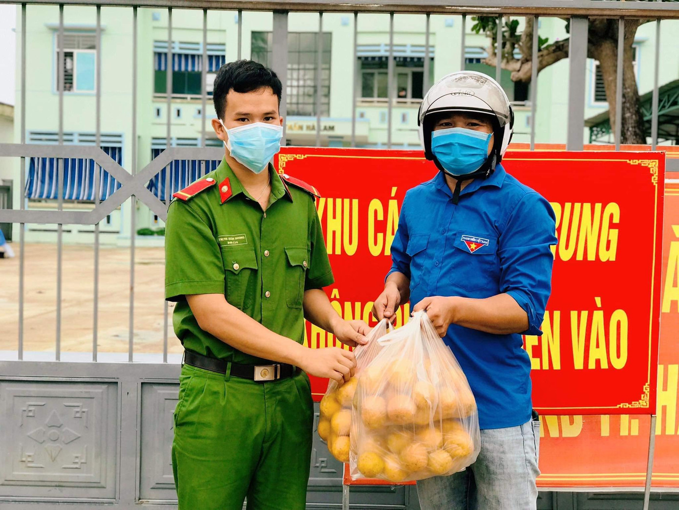 Bạn trẻ mua cam tặng khu cách ly tập trung phòng chống dịch COVID-19.