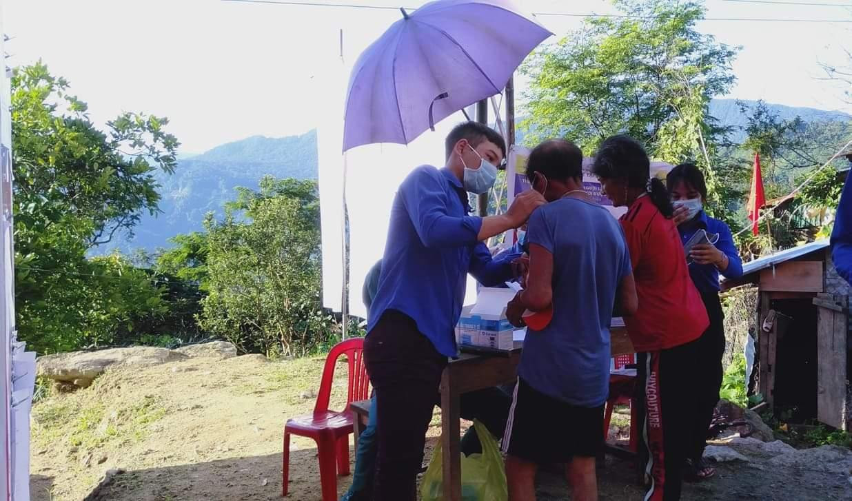 Hướng dẫn sát khuẩn, đeo khẩu trang cho bà con. Hướng dẫn sát khuẩn, đeo khẩu trang cho bà con.