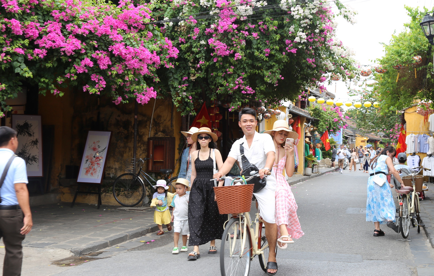 Trải nghiệm đạp xe ngắm phố cổ.