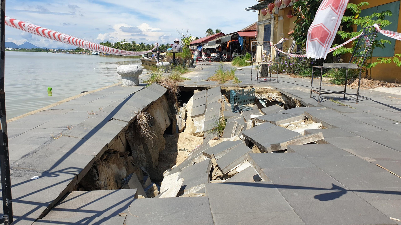 Trước mắt, thành phố quyết định chi 1 tỷ đồng để khắc phục sự cố trên bằng cách lót vải địa kỹ thuật, đổ cát bù. Đây là điểm sụt lún thứ 2 trên tuyến kè này kể từ cuối năm 2020.