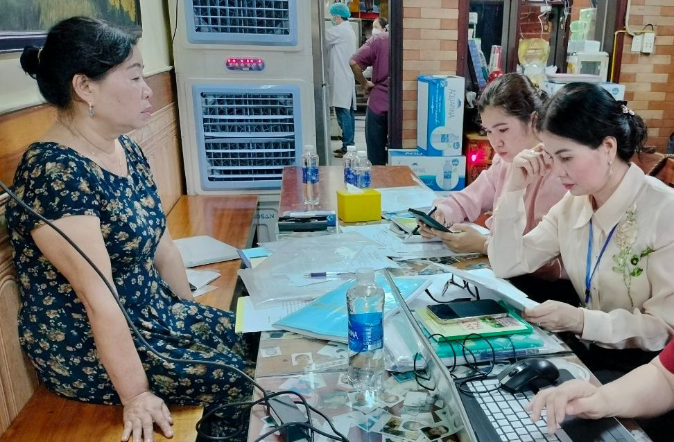 Đại diện chủ cơ sở bánh mì Phượng làm việc với cơ quan chức năng. Đại diện chủ cơ sở bánh mì Phượng làm việc với cơ quan chức năng.