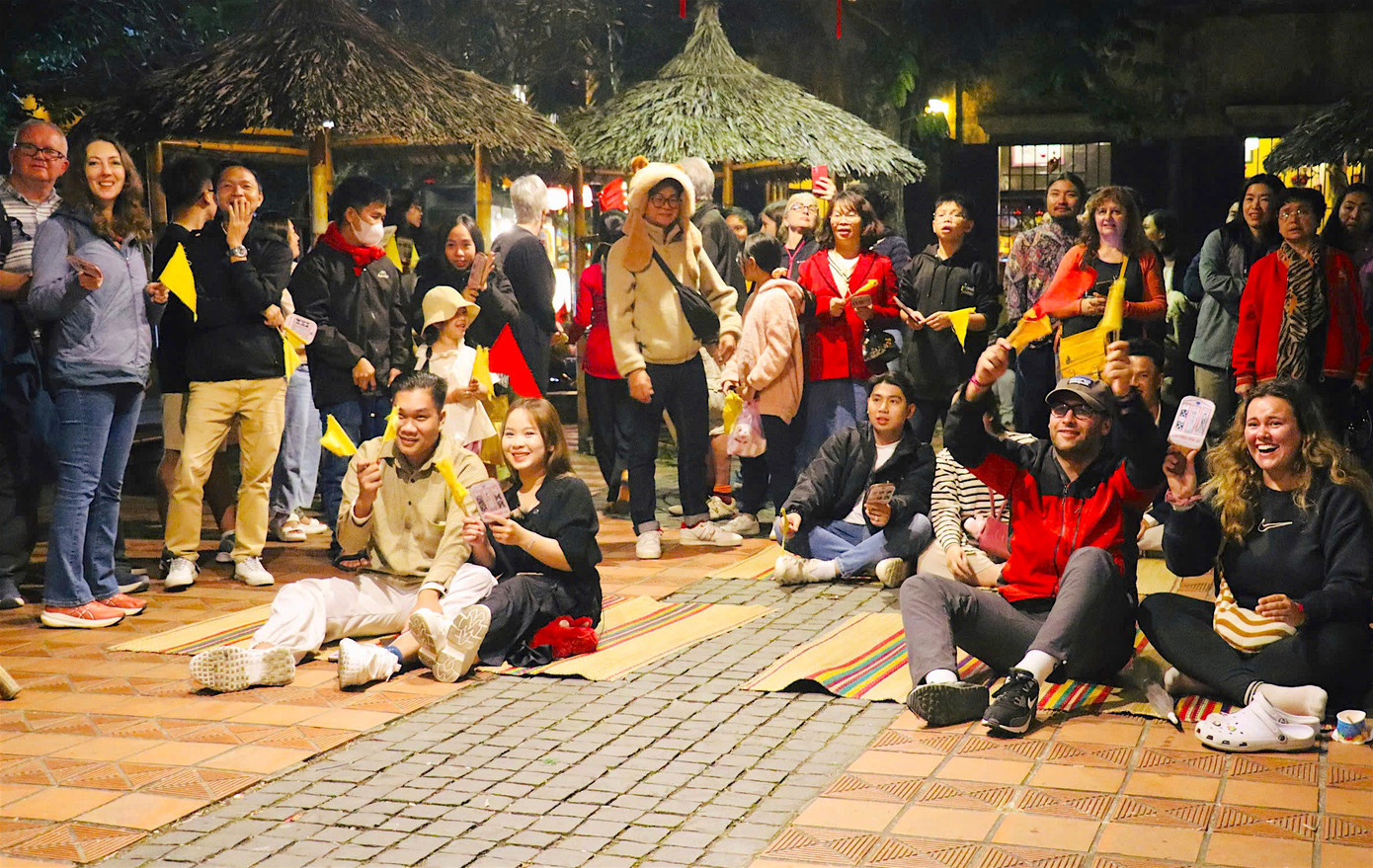 Rất đông du khách đổ về phố cổ Hội An đêm giao thừa. Rất đông du khách đổ về phố cổ Hội An đêm giao thừa.