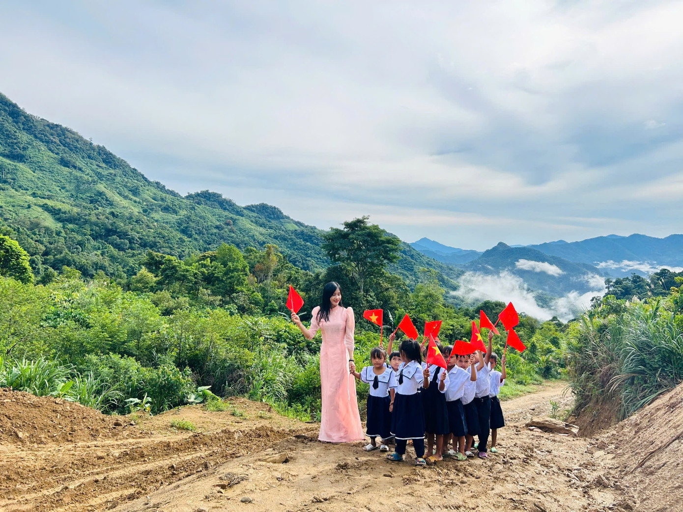 Cùng với niềm háo hức đón chào năm học mới và lá cờ đỏ sao vàng trên tay, giáo viên và học sinh điểm trường nóc Răng Chuỗi, xã Trà Tập, huyện Nam Trà My (Quảng Nam) đến trường trong sáng 5/9. Điểm trường nóc Răng Chuỗi có 33 học sinh khối mầm non và tiểu học. Ảnh: Hoài Văn