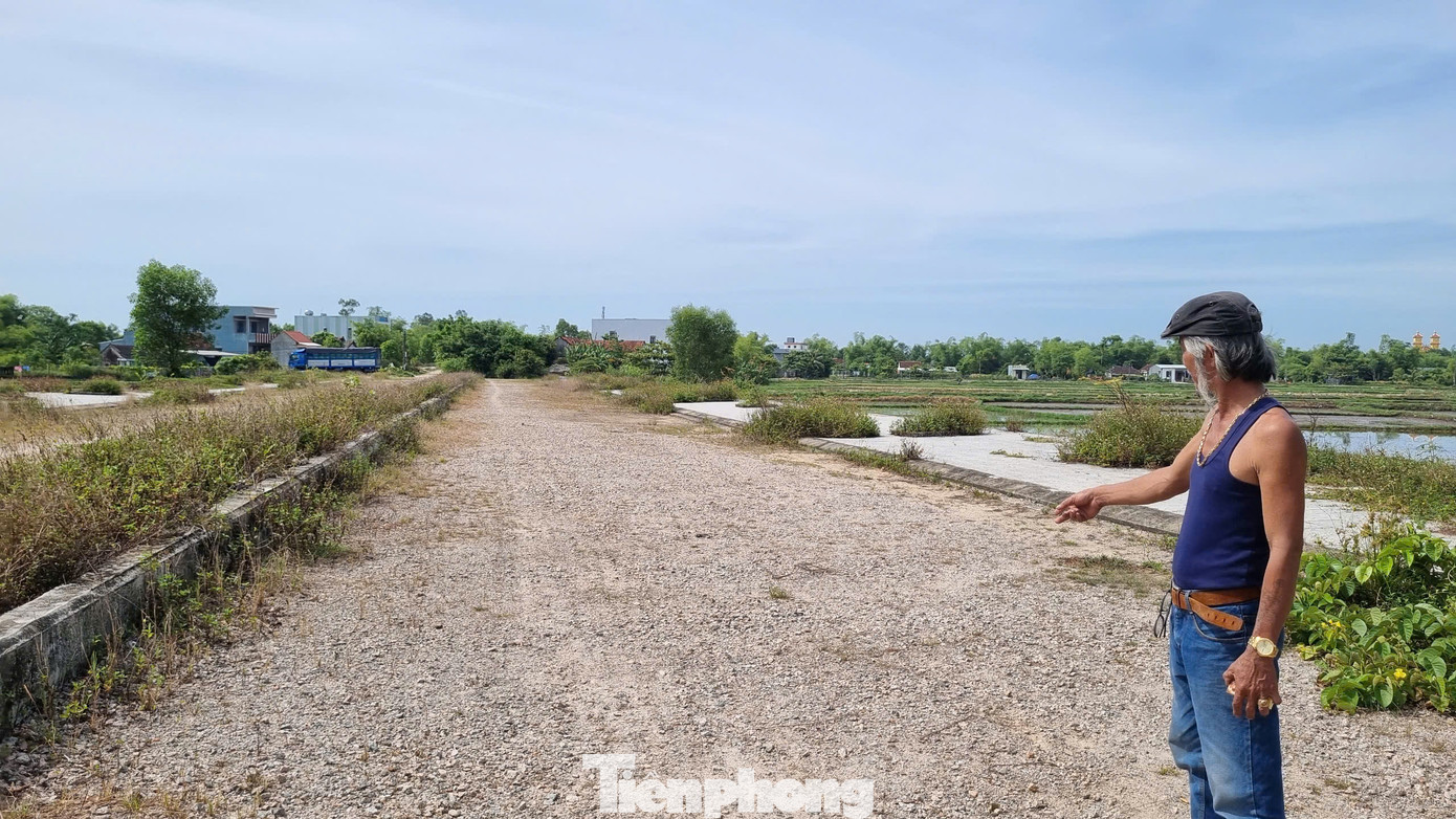 Đường thi công dở dang nhiều năm, người dân than phiền vì bụi và lầy lội.