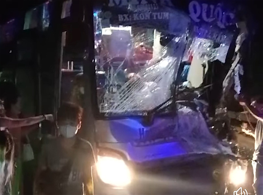 Chiếc xe khách vỡ nát phần đầu sau cú va chạm. Ảnh FB