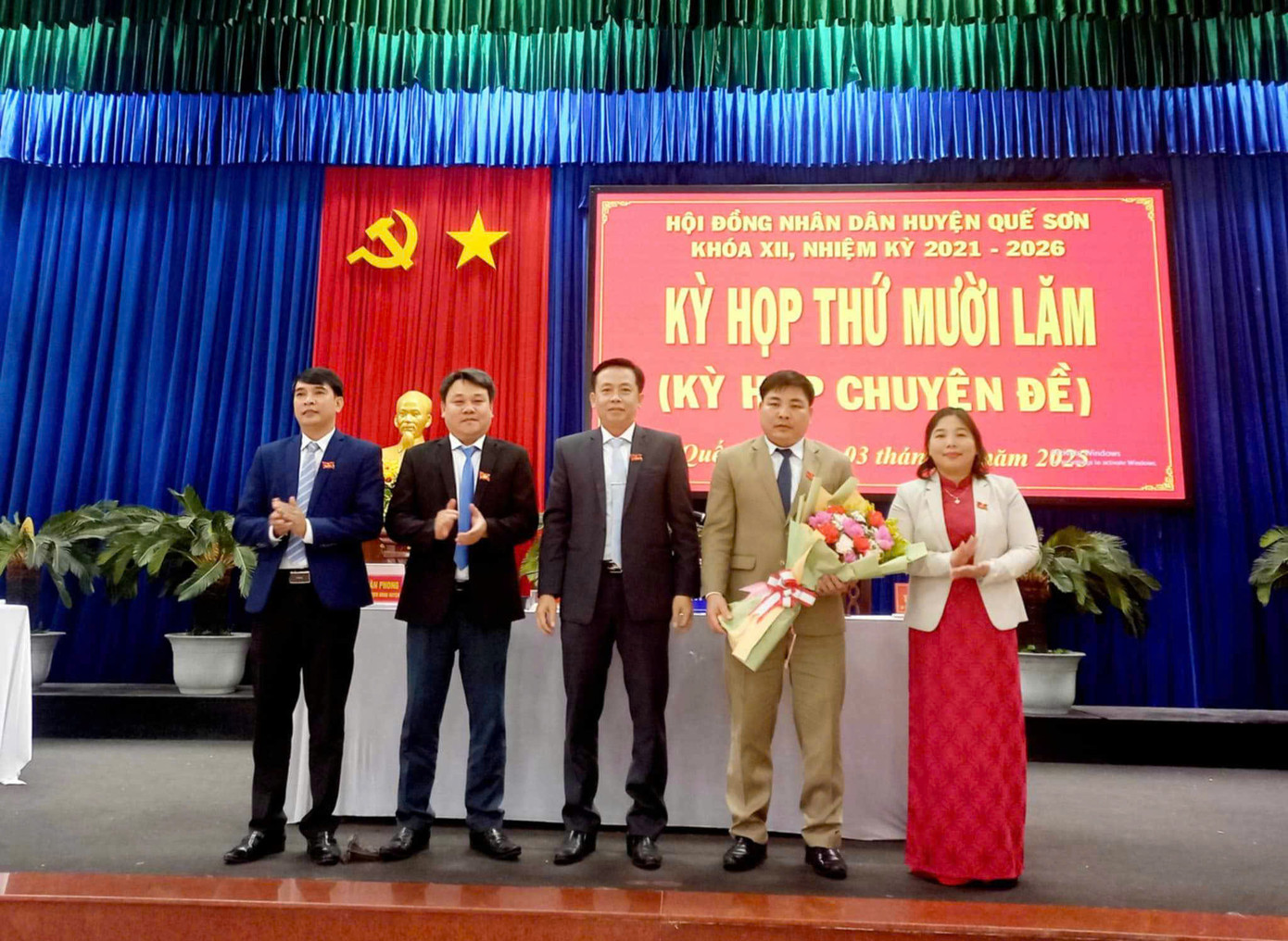 Trao tặng hoa chúc mừng tân Chủ tịch UBND huyện Quế Sơn.